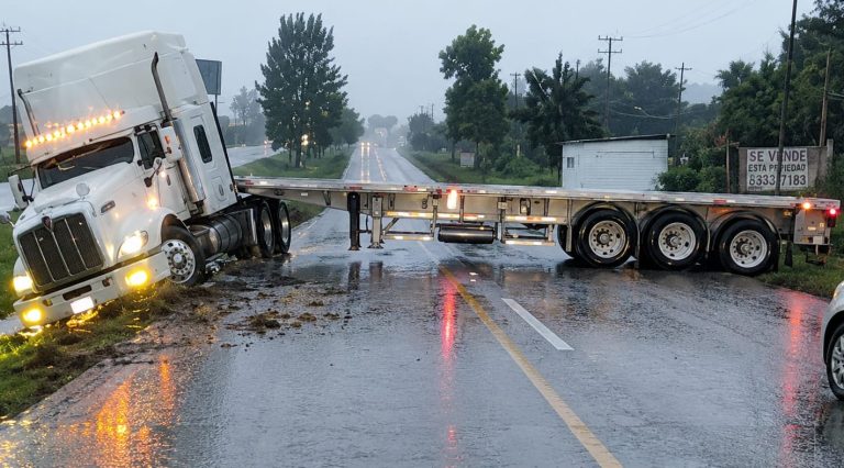 Tractocamión se accidenta en la carretera Morelia–Pátzcuaro
