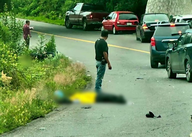 Hombre muere atropellado sobre la carretera libre Uruapan-Pátzcuaro
