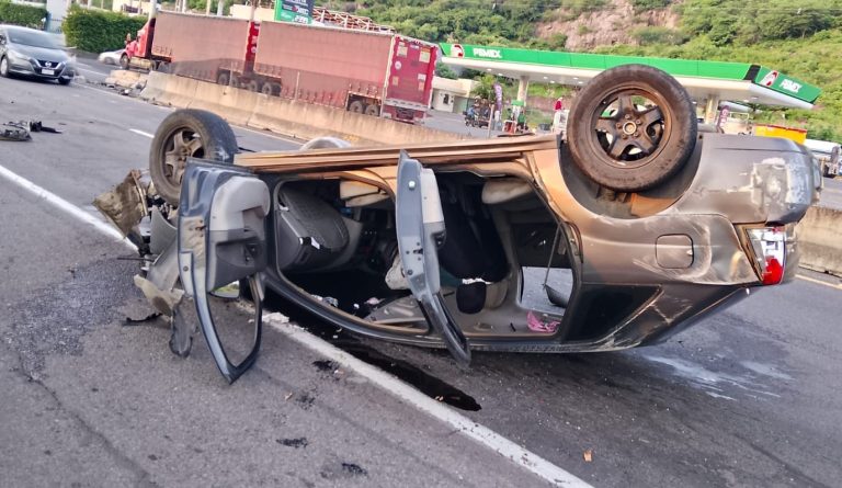 Automóvil vuelca y es localizado abandonado en la carretera Apatzingán-Cuatro Caminos