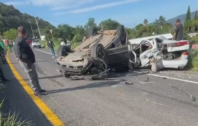 Choque y volcadura deja cuatro lesionados, en la autopista Siglo XXI
