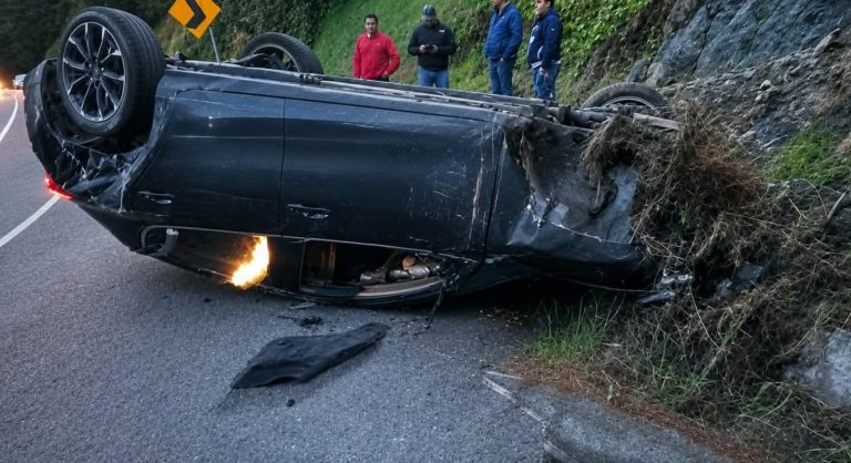 Vuelca automóvil en la carretera Opopeo-Pátzcuaro