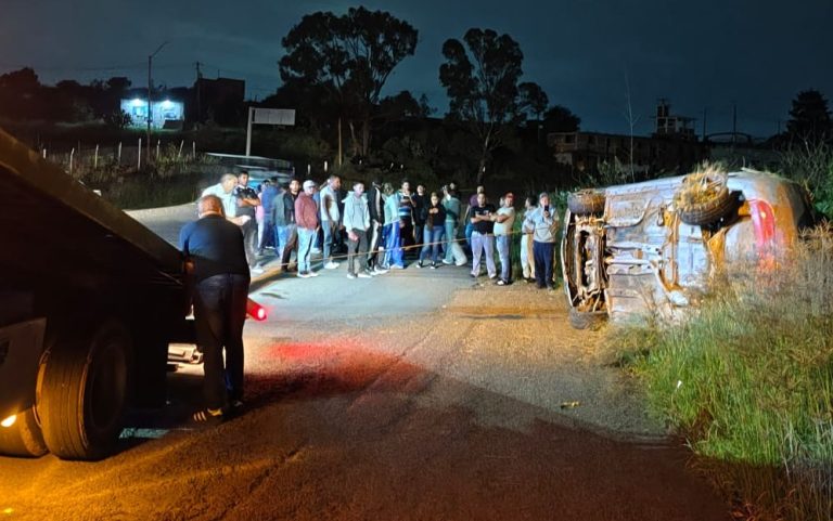 Vuelca vehículo en la carretera Morelia-Charo; hay dos heridos