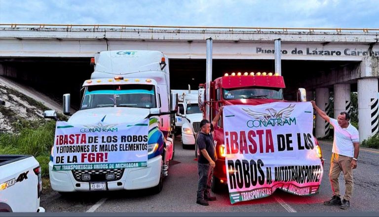 Transportistas realizan carava de LC a Morelia 