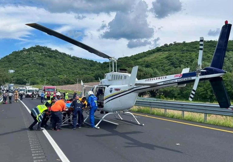Caída de camioneta a un barranco en la México-Guadalajara deja un muerto y tres heridos