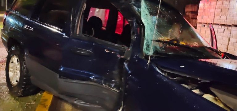 Camioneta choca contra bolardos y un árbol en Huetamo; hay un herido