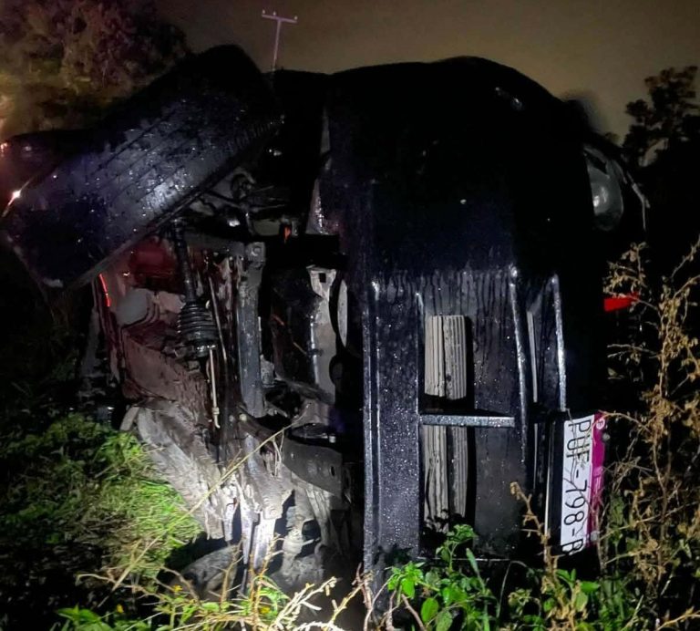 Un muerto y dos heridos tras volcadura de camioneta en Ecuandureo