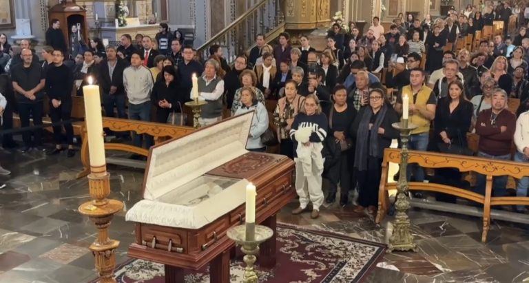 Arriba cuerpo de monseñor Carlos Garfias Merlos a la Catedral de Morelia para su última velación