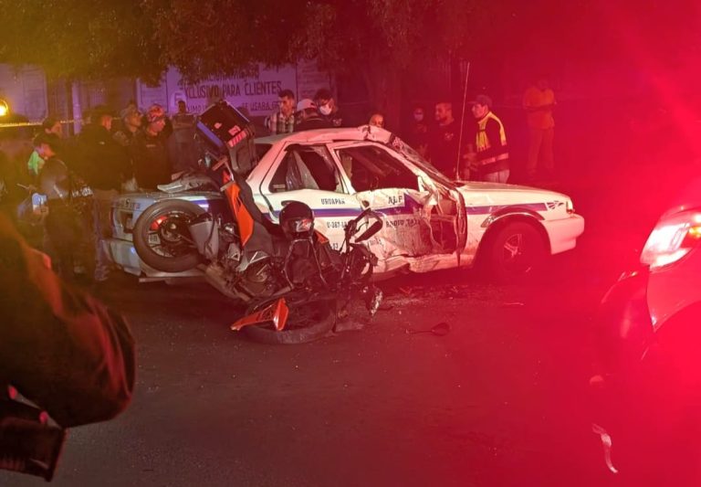 Motociclista muere en brutal choque contra taxi, en Uruapan