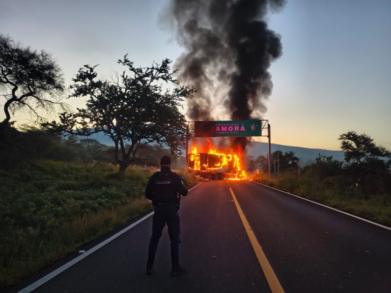Delincuentes desatan bloqueo y quema de vehículos en Michoacán