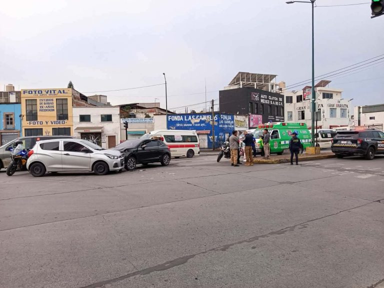 Se registra choque entre dos automóviles en la avenida Madero Poniente de Morelia 