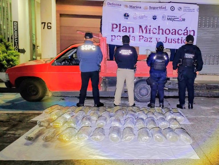 Aseguran cerca de 45 kilos de marihuana ocultos en vehículo; hay 2 detenidos