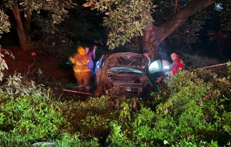 Dos lesionados deja volcadura sobre la carretera Uruapan-San Juan Nuevo