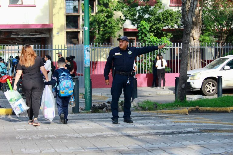 Despliegan a agentes de vialidad para ayudar en el tránsito vehicular durante el regreso a clases