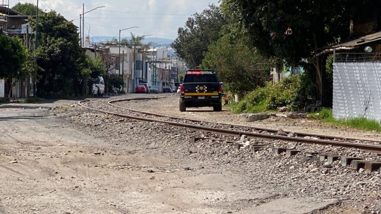 Mujer en aparente situación de calle queda herida tras ser atropellada por el tren en Morelia