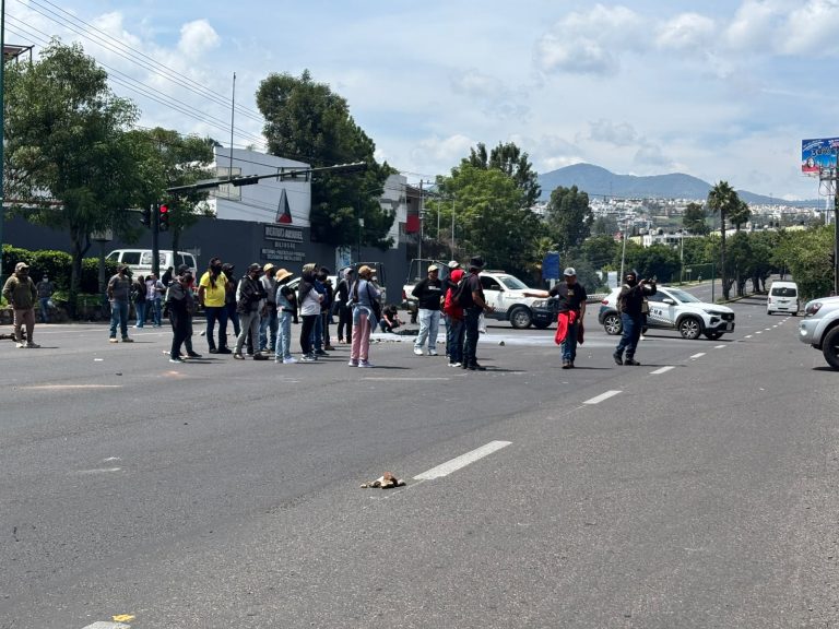 Enfrentamiento entre comuneros de Arantepacua y policías mantiene bloqueado el Periférico de Morelia