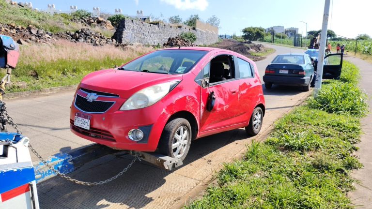 Auto vuelca cerca de Villas de la Loma y Campo Nubes, en Morelia