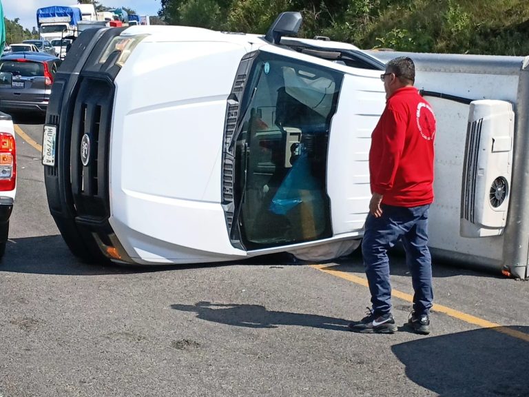 Aparatoso choque y volcadura sobre la carretera Uruapan-Paracho
