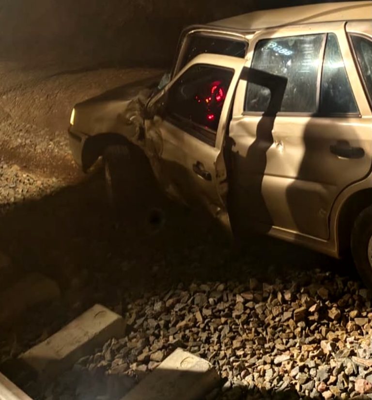 Tren embiste vehículo que trató de ganarle el paso, en Taretan