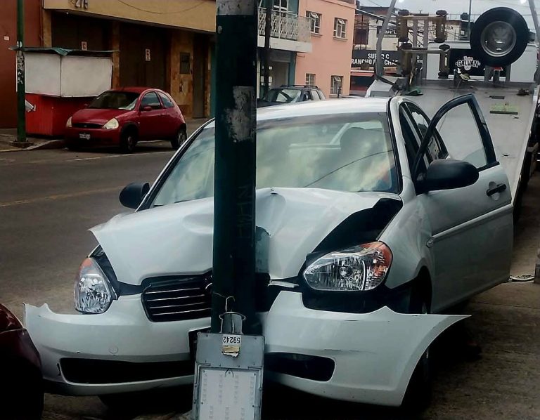 Auto se estrella contra poste en la colonia Félix Ireta, Morelia