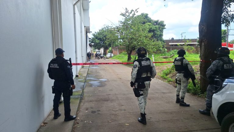 Ejecutan a un hombre y abandonan su cuerpo en la batea de una camioneta en Uruapan