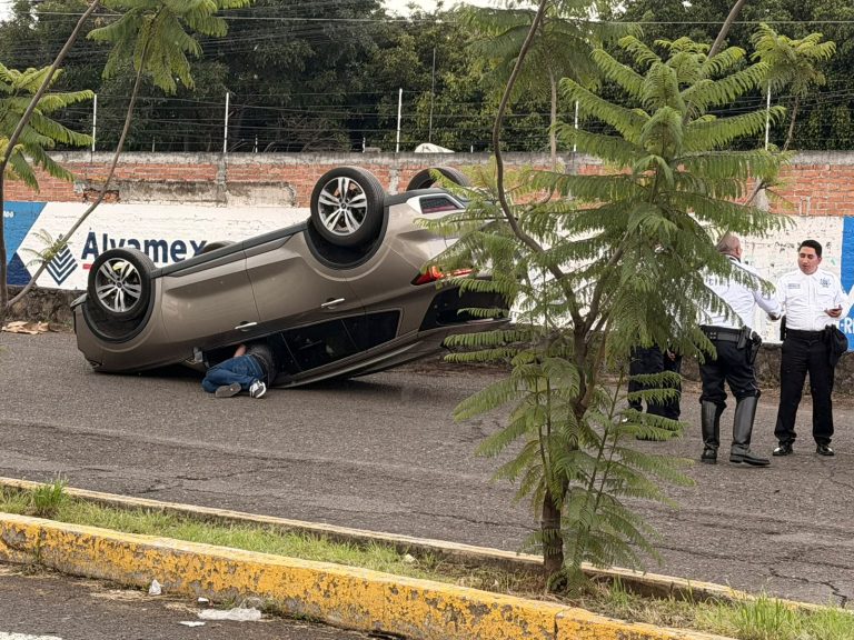 Vuelca camioneta en la avenida Escuadrón 201 de Morelia