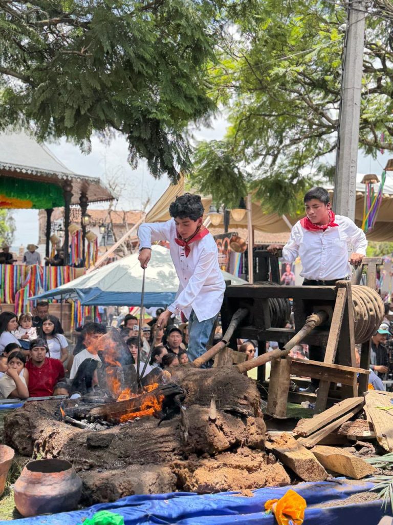 Cobre martillado, cultura y tradición reúnen a visitantes en Santa Clara del Cobre