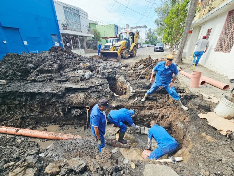 Ooapas atiende colapso en línea sanitaria en la calle Pascual Ortiz Rubio