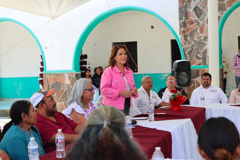 Productores de Nochebuena y Fabiola Alanís unen esfuerzos para fortalecer esta cadena productiva en Michoacán