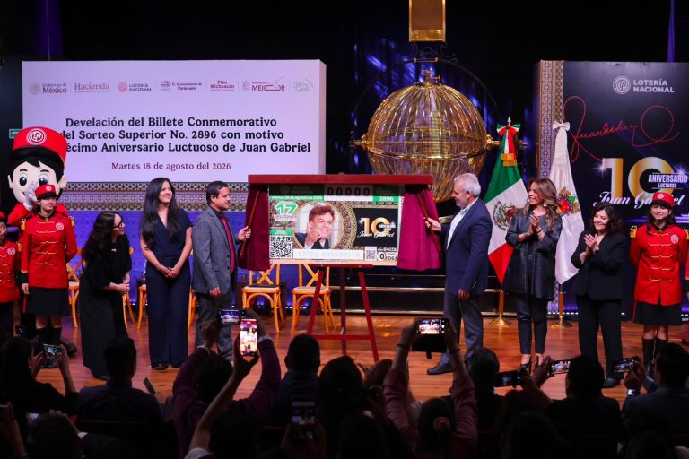 Develan billete conmemorativo en la Lotería Nacional de Juan Gabriel