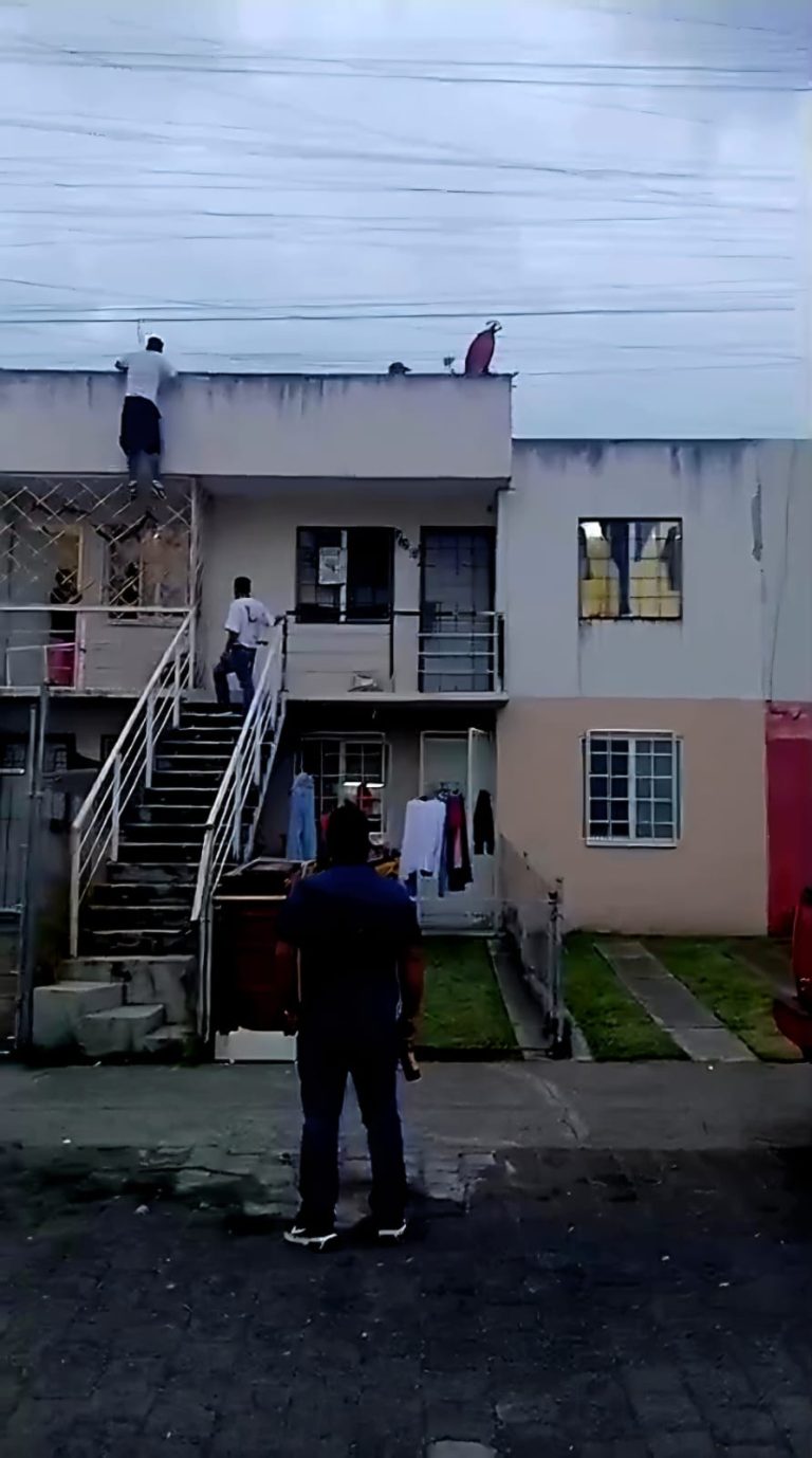 Vecinos someten a exhibicionista en Villas del Pedregal