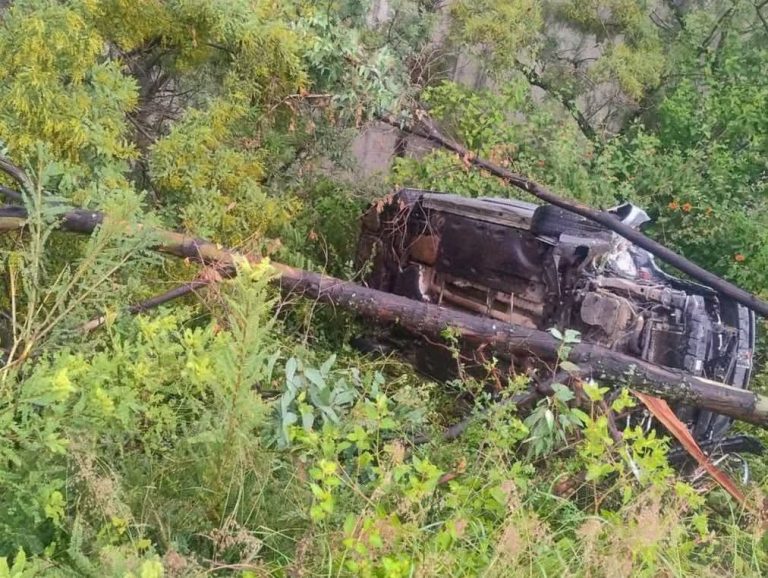 Vuelca automóvil en la carretera Morelia-Mil Cumbres