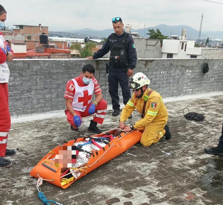 Persona sufre descarga eléctrica y es auxiliada por rescatistas, al norte de Morelia