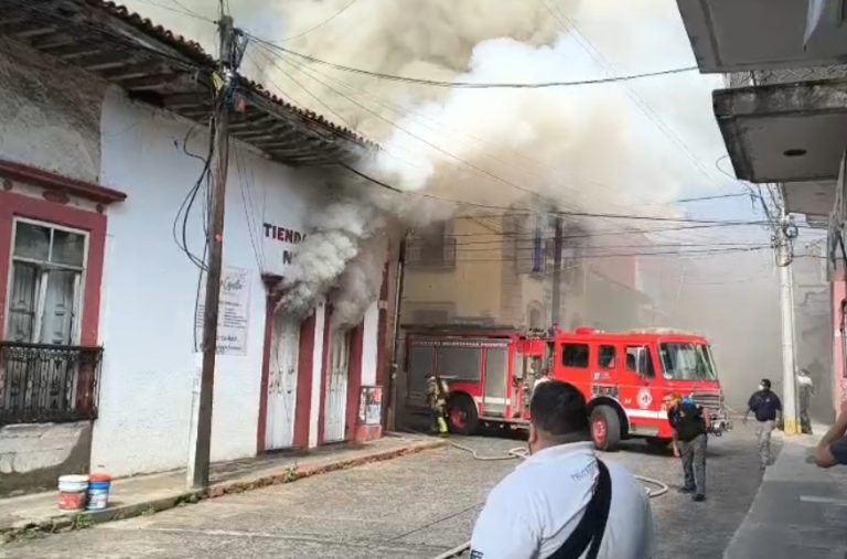 Arde local comercial en el Centro de Uruapan