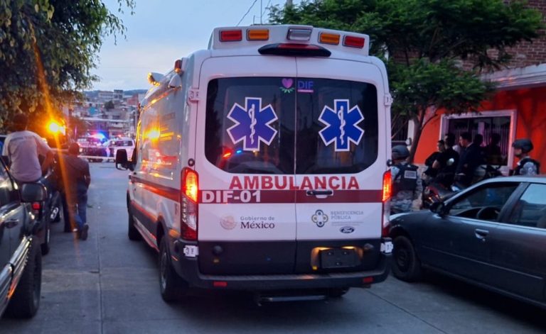 Ejecutan a un hombre a bordo de una camioneta estacionada, en Uruapan
