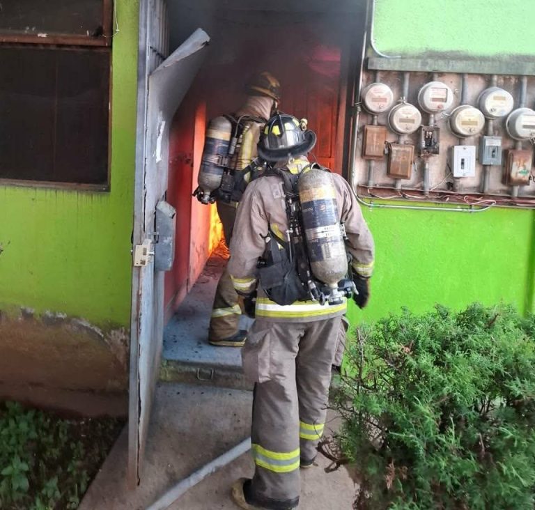 Bomberos Morelia rescatan a un adulto mayor de incendio en Torres del Tepeyac