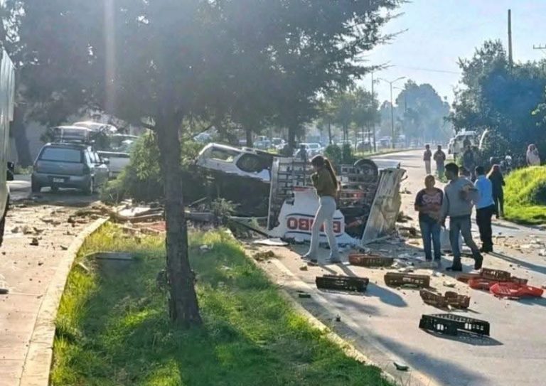 Camión de carga se queda sin frenos, choca contra camioneta repartidora y se proyecta contra una casa