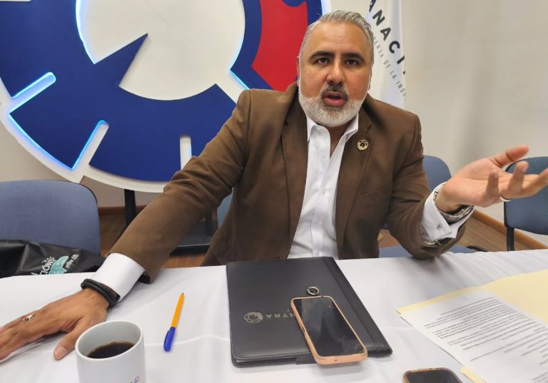 Bloqueos de la delincuencia organizada dejaron 25 vehículos empresariales varados en Michoacán