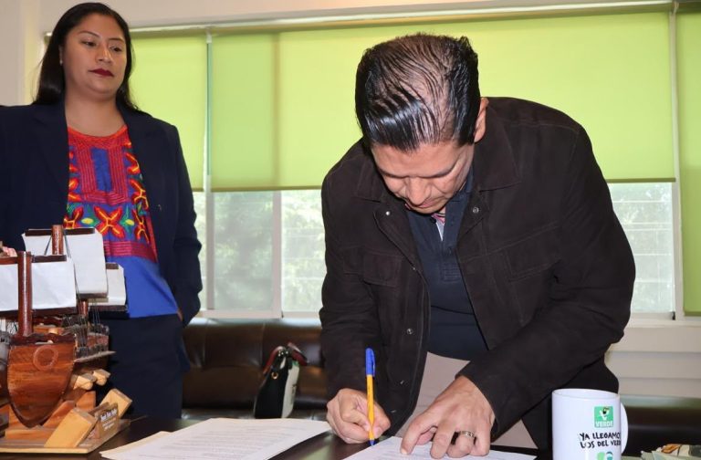 Llama Celeste Ascencio a la unidad y destaca primera firma de su acuerdo