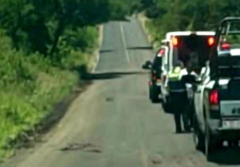 Automovilista muere tras la volcadura de su vehículo en la carretera Morelia-Chiquimitío