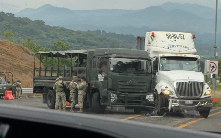 Se registra choque de tráiler y camión militar, en la autopista Siglo XXI