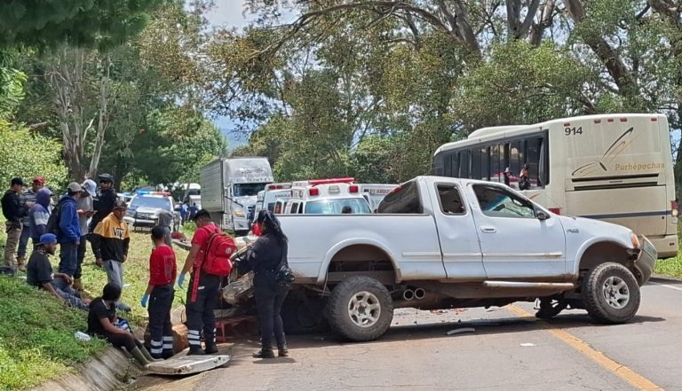Choque deja al menos 10 lesionados en la carretera Zamora-Carapan