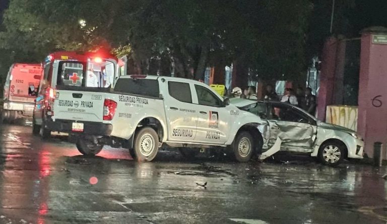 Camioneta SEPSA y automóvil chocan sobre avenida Acueducto