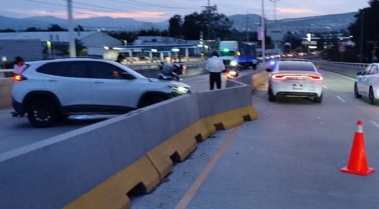 Mujer resulta herida tras choque en el Paso Superior Vehicular Independencia