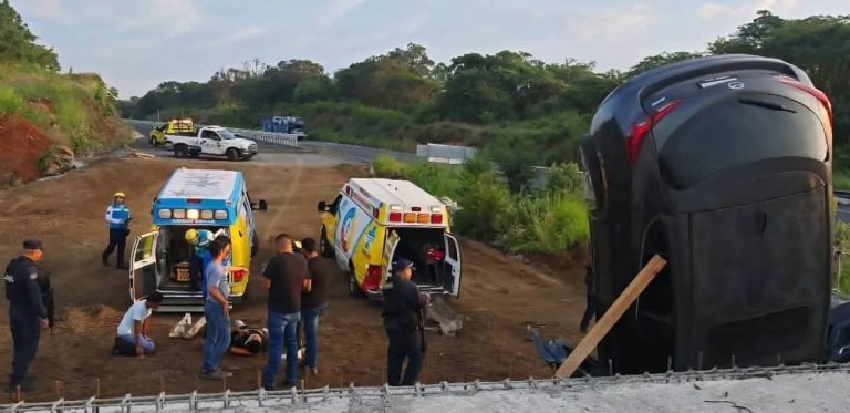 Camioneta cae a desnivel en obra de ampliación de autopista Siglo XXI; hay dos lesionados
