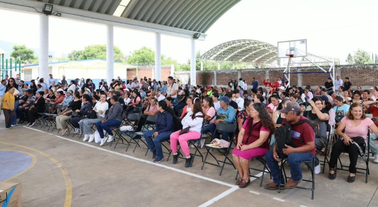 Entrega apoyos sociales integrales en la colonia Gertrudis Sánchez