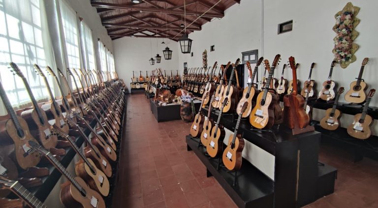 El arte de Paracho cobra vida; arranca la 51 Feria Internacional de la Guitarra