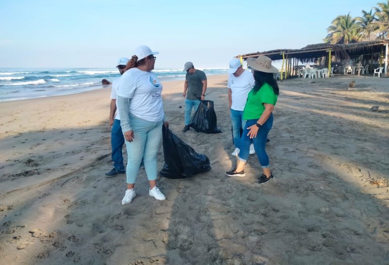 Realizan Michoacán jornada de limpieza en Lázaro Cárdenas