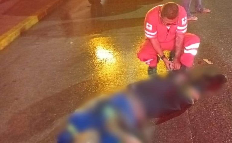 Motociclista queda herido tras choque contra camioneta en Huetamo