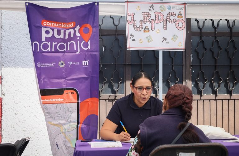 Acerca Semmujeris Feria de Servicios a la colonia Francisco Javier Clavijero