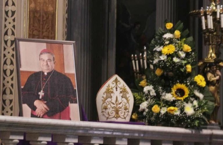 Colocan imagen y palio de Carlos Garfias en Catedral, para rendirle y honrar su memoria